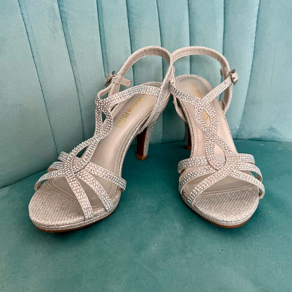 NWB Dream Pairs Amore Silver Glitter Rhinestone Heeled Sandals, US 6